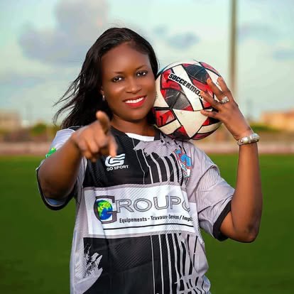 Portrait d'une joueuse de la section féminine, ballon en main